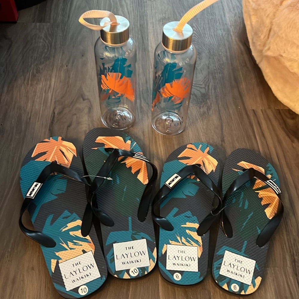 NEW Tropical Palm Tree Laylow Hawaii Waikiki Flip Flop & Water Bottle Set